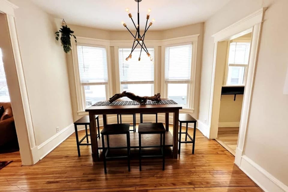 Trendy and Stylish 3BR Uptown Duplex Apartment in Minneapolis