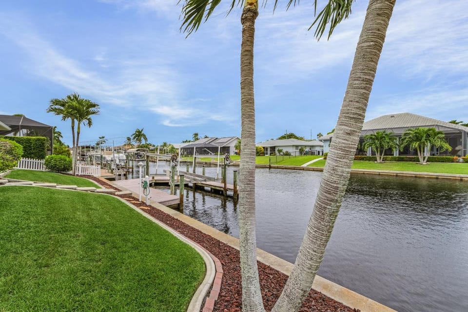 Spacious 4-Bedroom Villa with Private Pool and Canal View- Villa Red Coral - Roelens House in Cape Coral