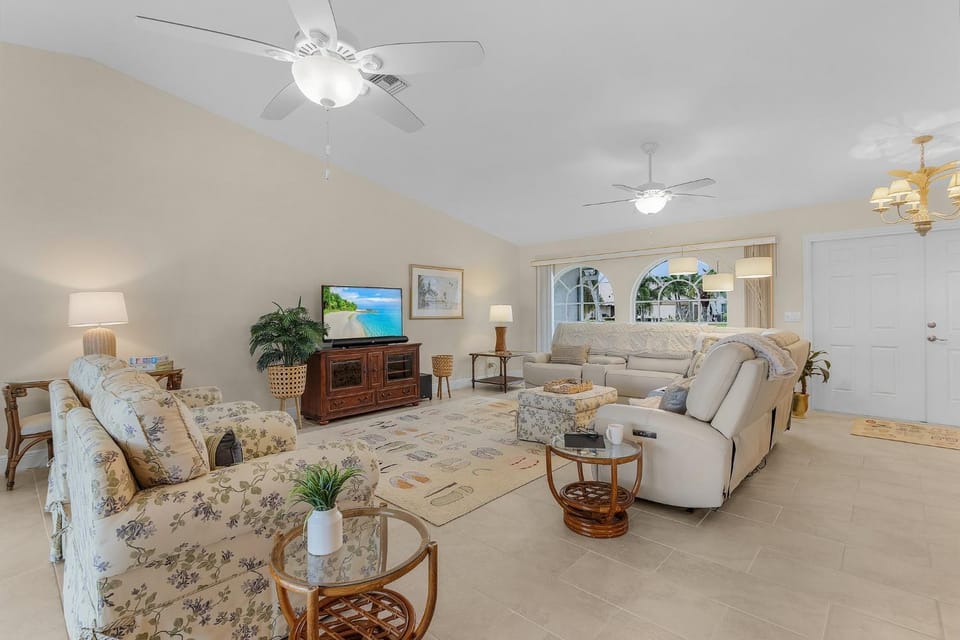 Spacious 4-Bedroom Villa with Private Pool and Canal View- Villa Red Coral - Roelens House in Cape Coral