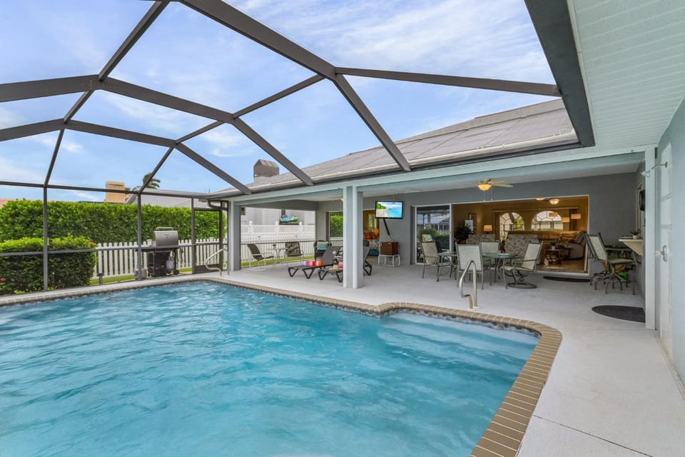 Spacious 4-Bedroom Villa with Private Pool and Canal View- Villa Red Coral - Roelens House in Cape Coral