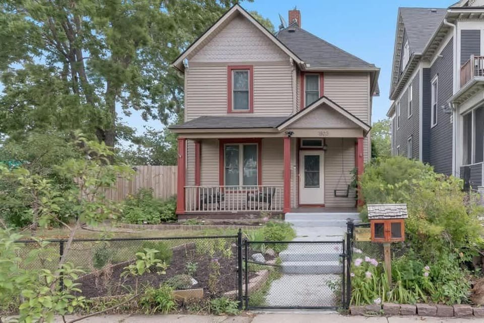 City Oasis Awaits Cozy DT Home With Hot Tub Vikings House in Minneapolis