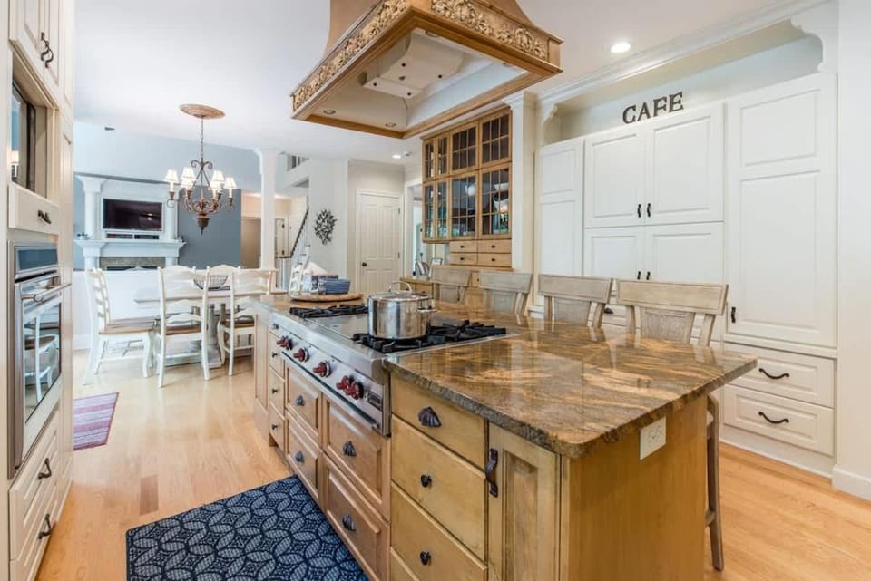 Immerse in Luxury Grand 5BR Lakefront Haven Views House in Minnesota