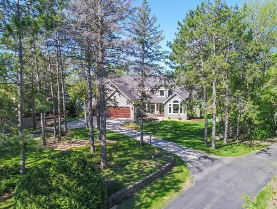 Immerse in Luxury Grand 5BR Lakefront Haven Views House in Minnesota