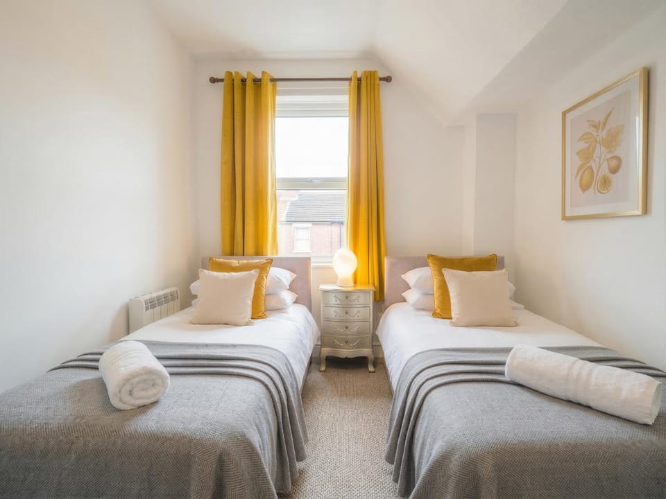 Manor House, Modern 2-Bedroom Apartment, Parking, WiFi, Central Location Apartment in West Oxfordshire District