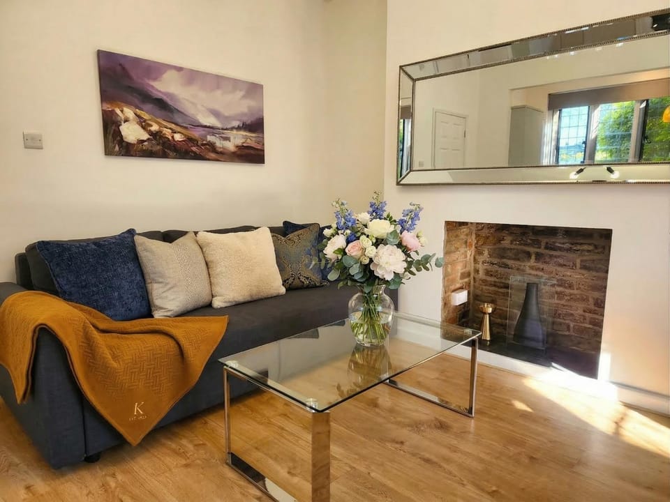 Manor House, Modern 2-Bedroom Apartment, Parking, WiFi, Central Location Apartment in West Oxfordshire District
