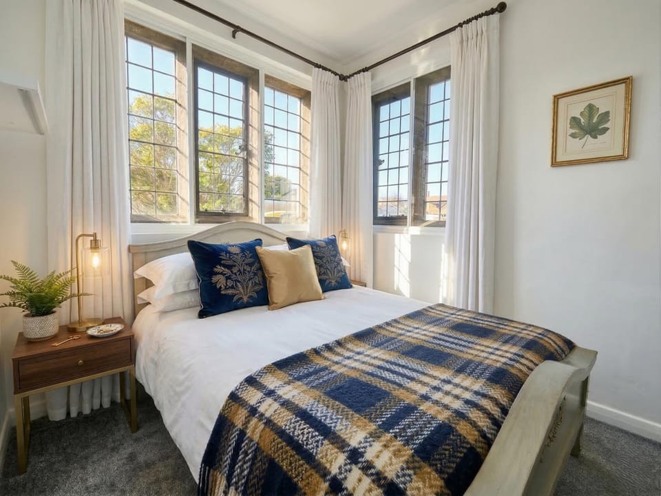 Manor House, Modern 2-Bedroom Apartment, Parking, WiFi, Central Location Apartment in West Oxfordshire District