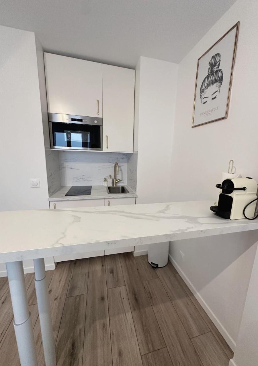 Coffee/tea facilities, Kitchen or kitchenette, microwave, minibar, stove