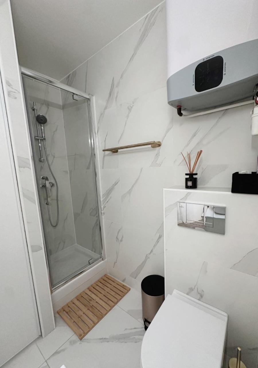 Shower, Toilet, Bathroom, flat iron, towels