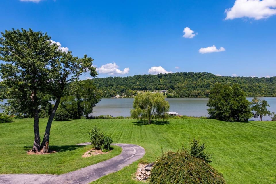 Waterfront Cabin With A View, Large Family Retreat, Pet Friendly Cabin in Indiana
