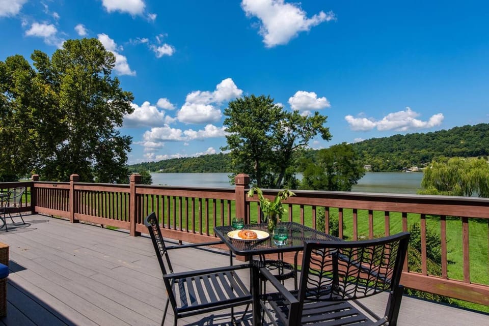Waterfront Cabin With A View, Large Family Retreat, Pet Friendly Cabin in Indiana