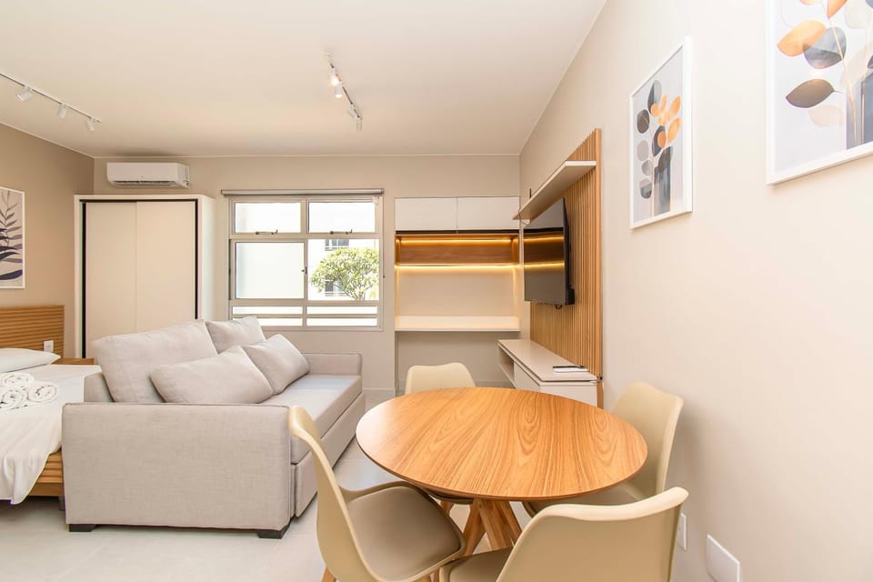 Bed, TV and multimedia, Photo of the whole room, Seating area, Dining area, Bedroom, air conditioner