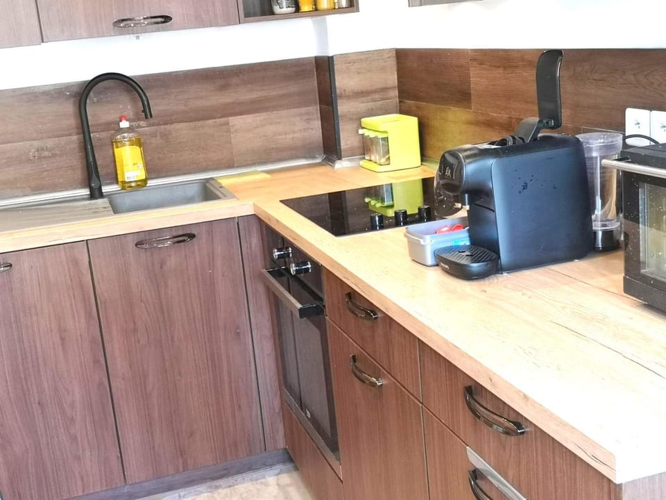 Coffee/tea facilities, Kitchen or kitchenette, stove