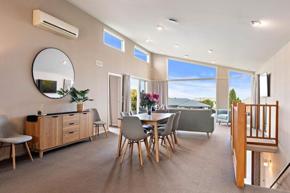 Living room, Dining area, air conditioner