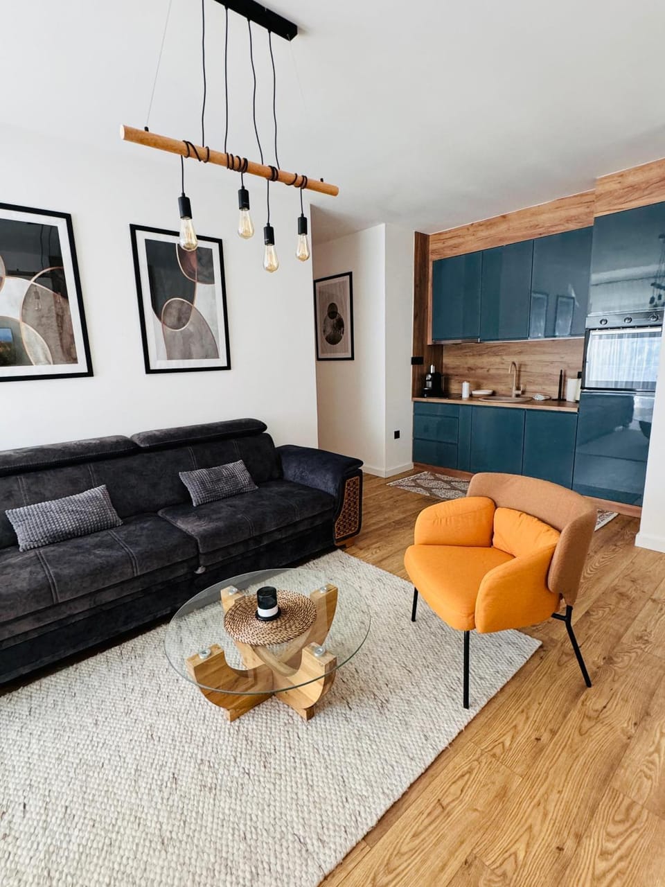 Kitchen or kitchenette, Living room, Seating area, kitchen