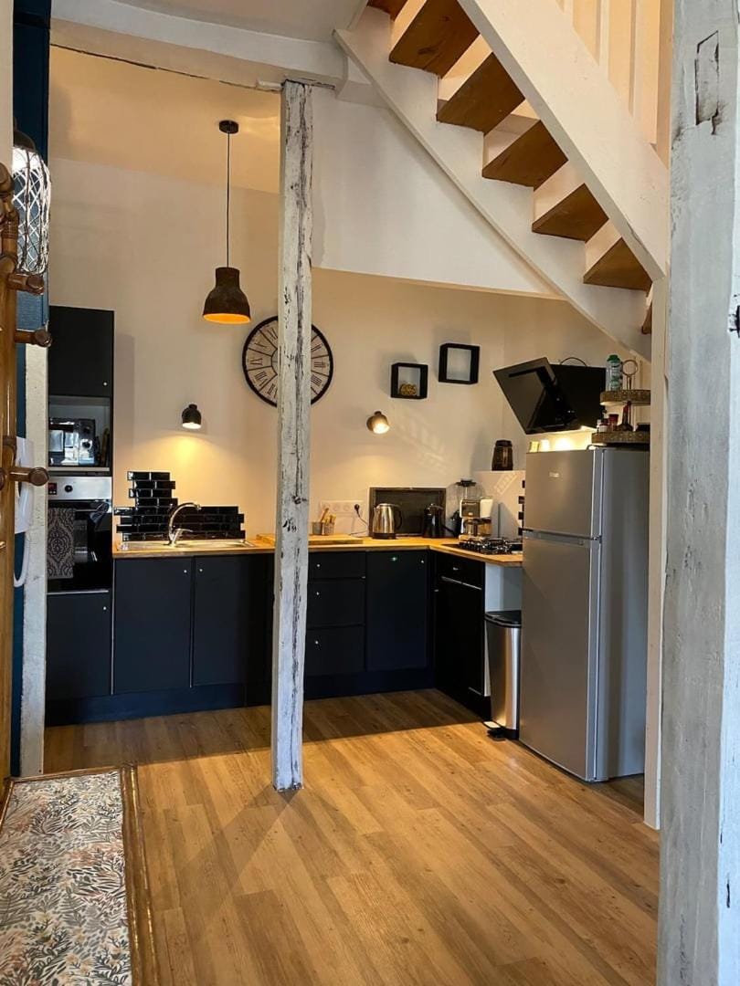 Coffee/tea facilities, Kitchen or kitchenette, stove, toaster