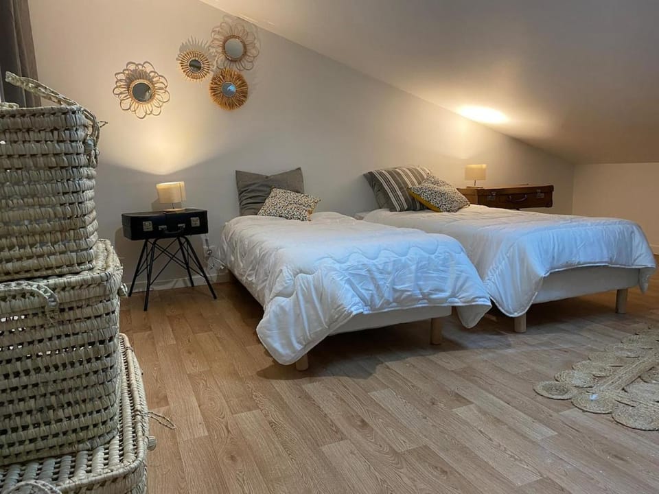 Bed, Photo of the whole room, Bedroom, towels