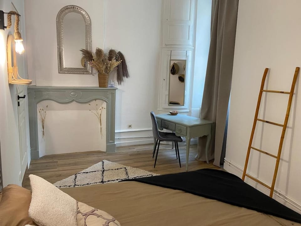 Bed, Photo of the whole room, Seating area, Bedroom