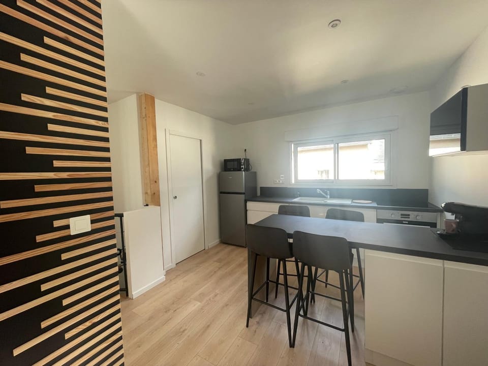Kitchen or kitchenette, Dining area, oven, stove