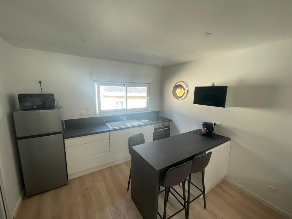Kitchen or kitchenette, Dining area, oven
