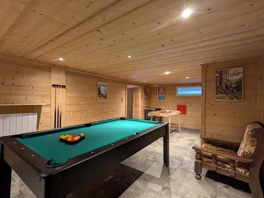 Billiard, Game Room