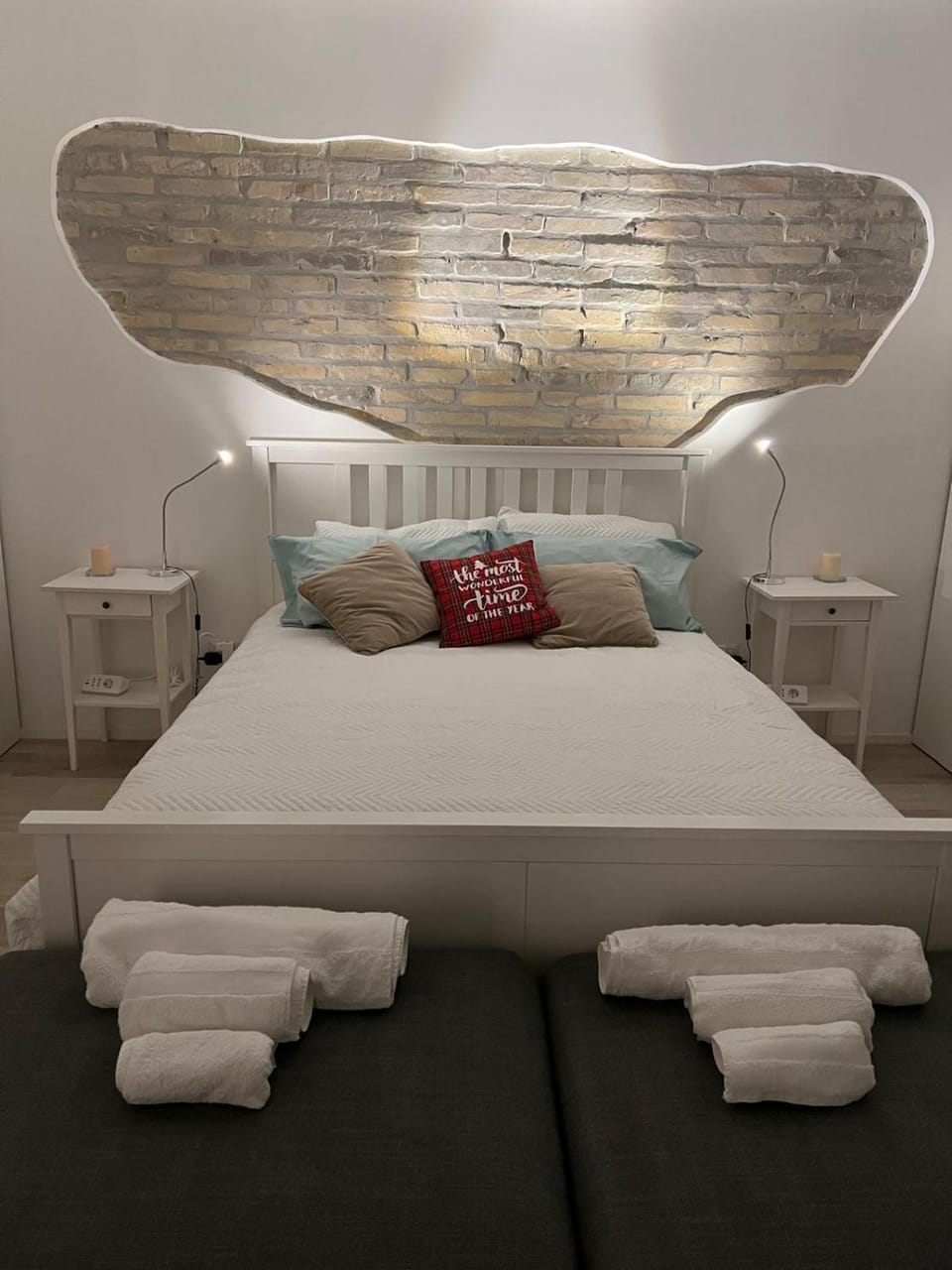 Bed, Bedroom, towels