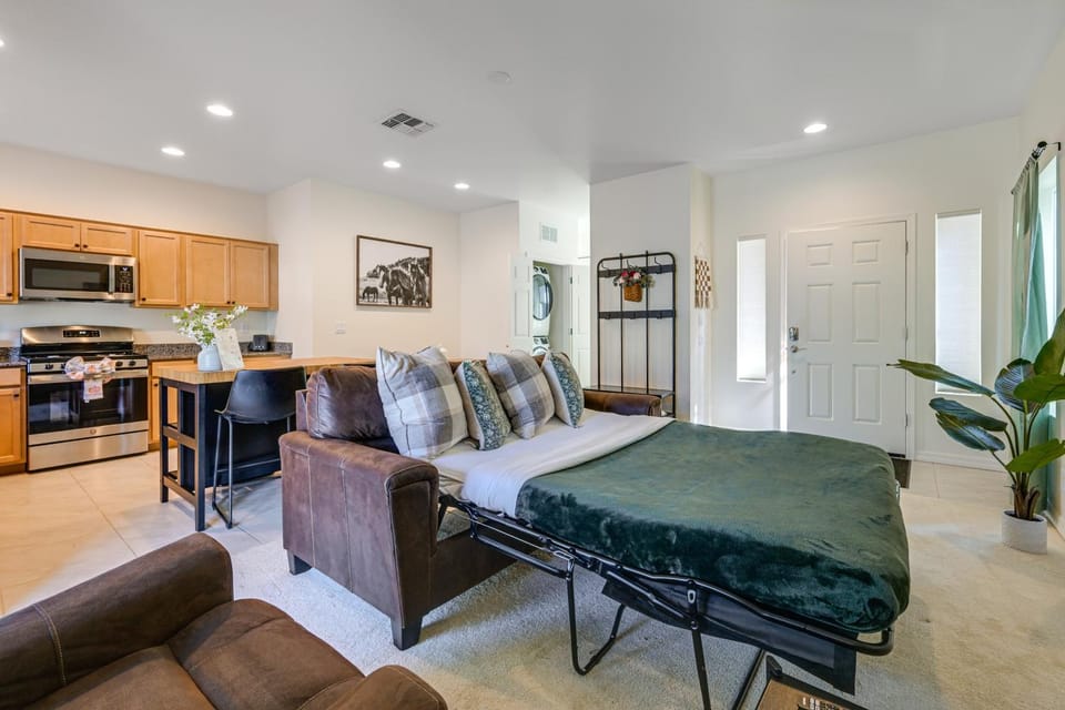 2 Mi to Dtwn Flagstaff: Home w/ Balcony! House in Flagstaff