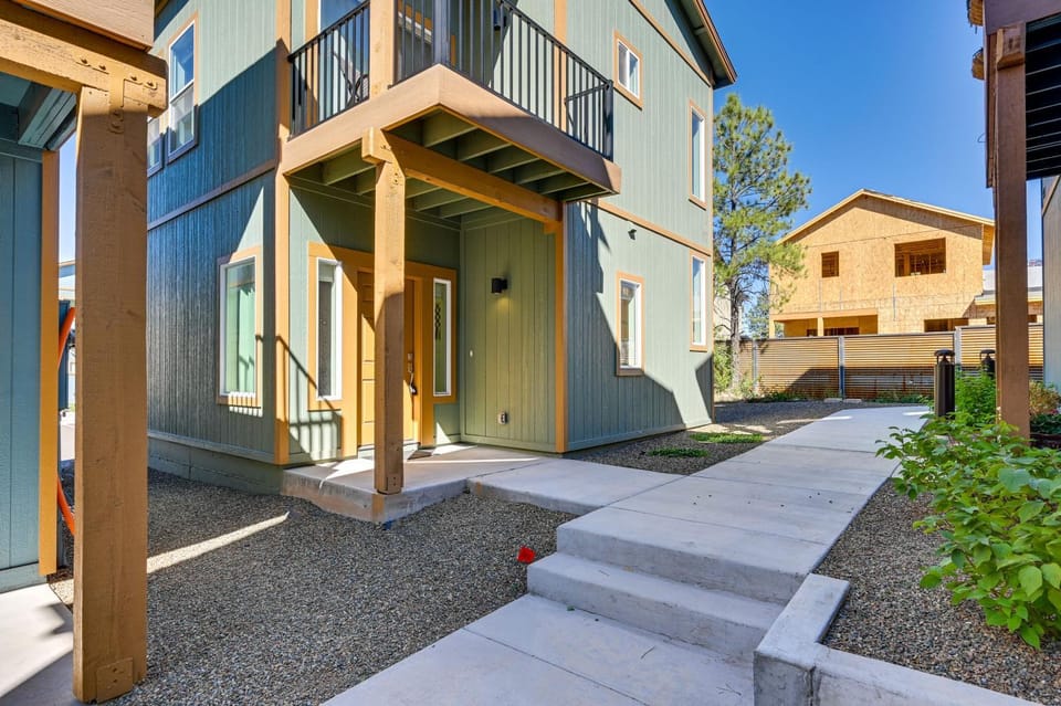 2 Mi to Dtwn Flagstaff: Home w/ Balcony! House in Flagstaff