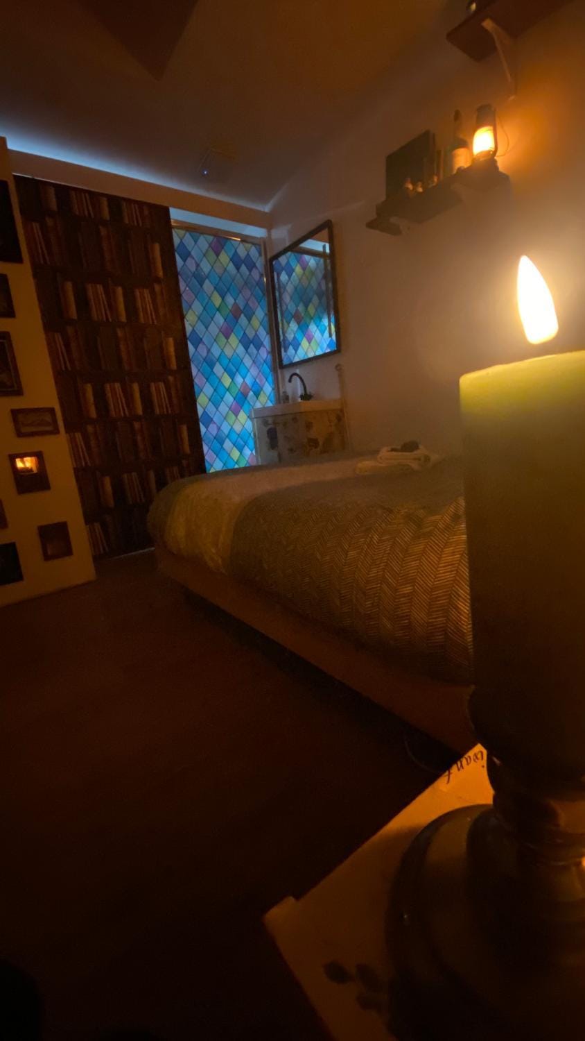 Bed, Night, Photo of the whole room, Decorative detail, Bedroom