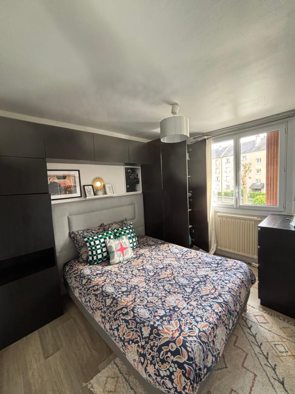 Bel appartement spacieux ,convivial de 3 chambres avec parking privé sécure Apartment in Caen