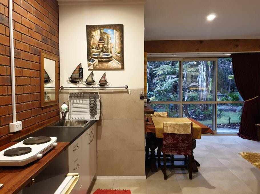 Kitchen or kitchenette, Dining area