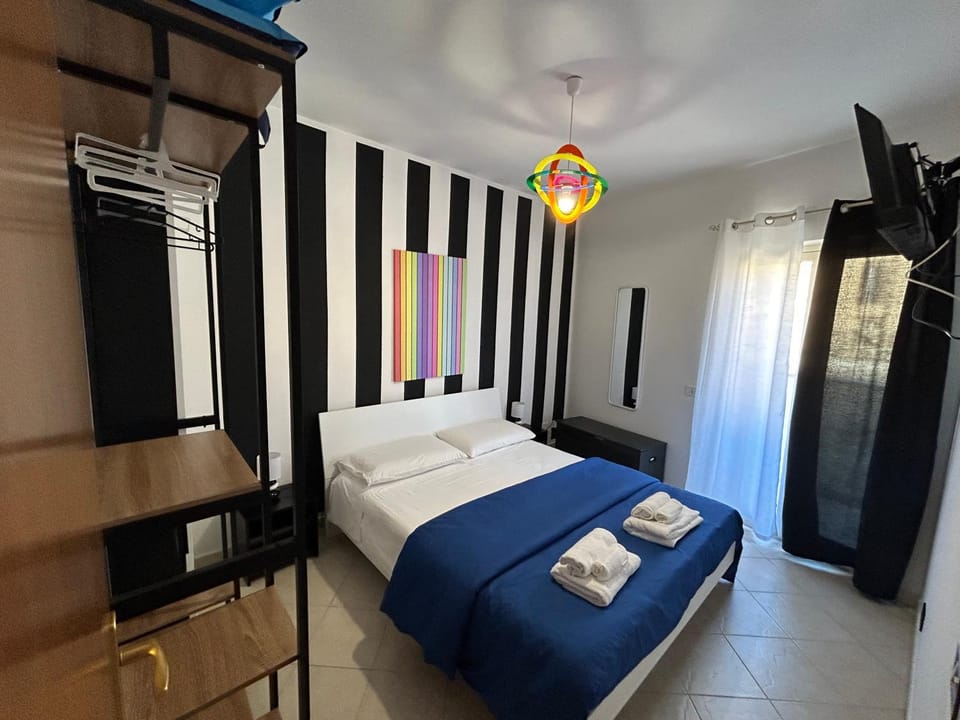 Bed, TV and multimedia, Photo of the whole room, Bedroom, towels, wardrobe, air conditioner