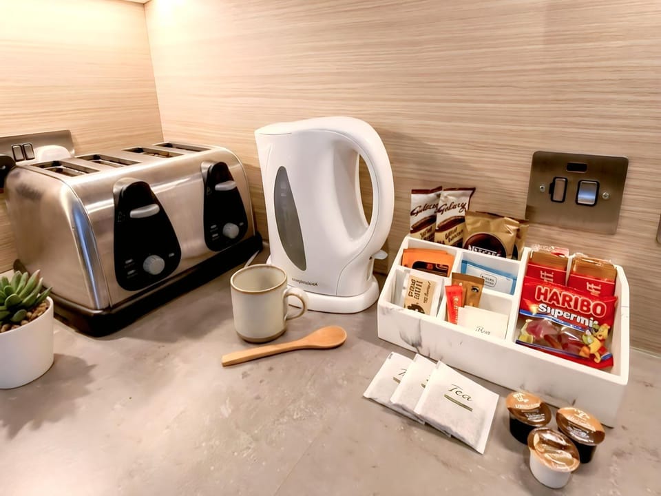 Coffee/tea facilities, toaster