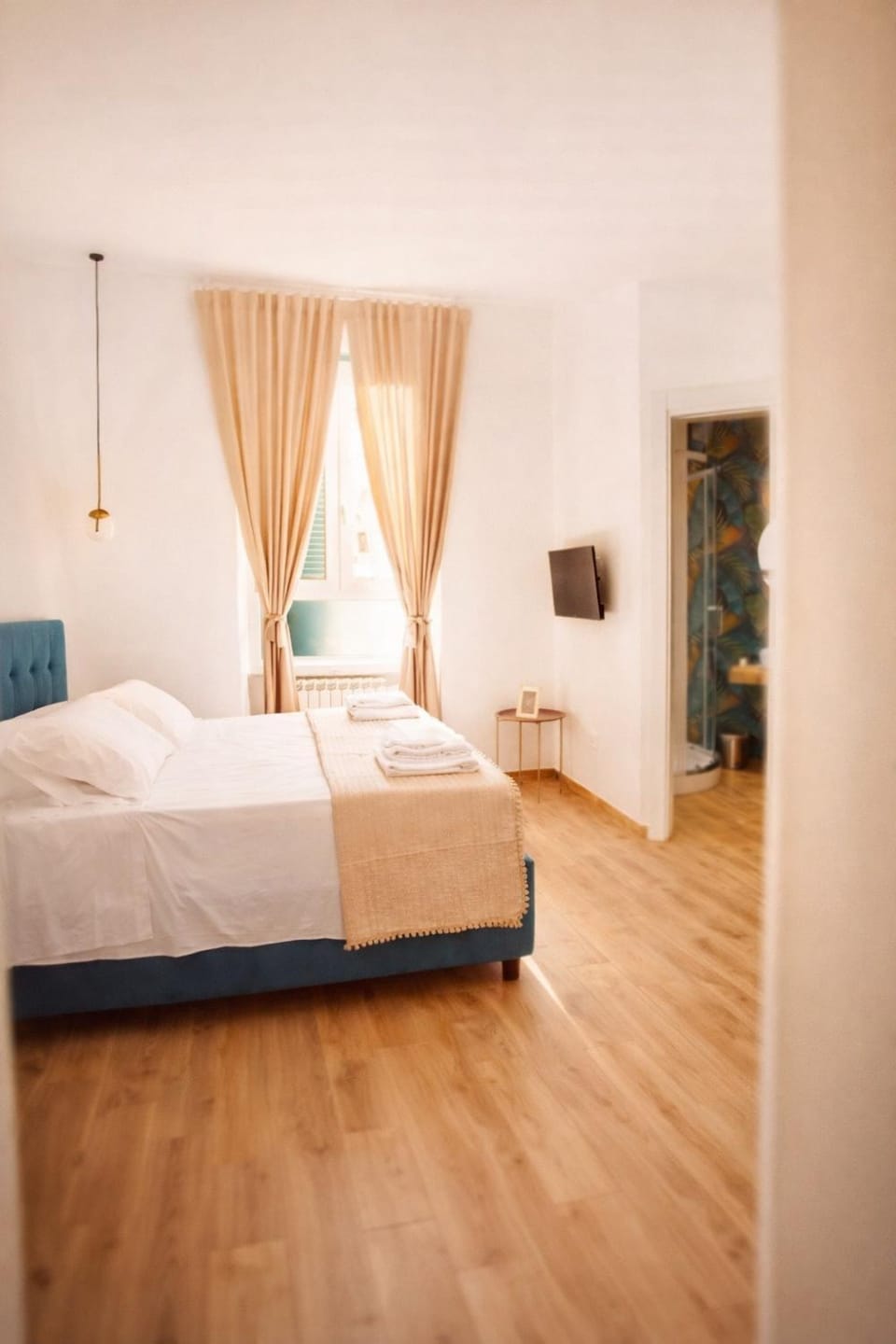 Bed, Photo of the whole room, Bedroom