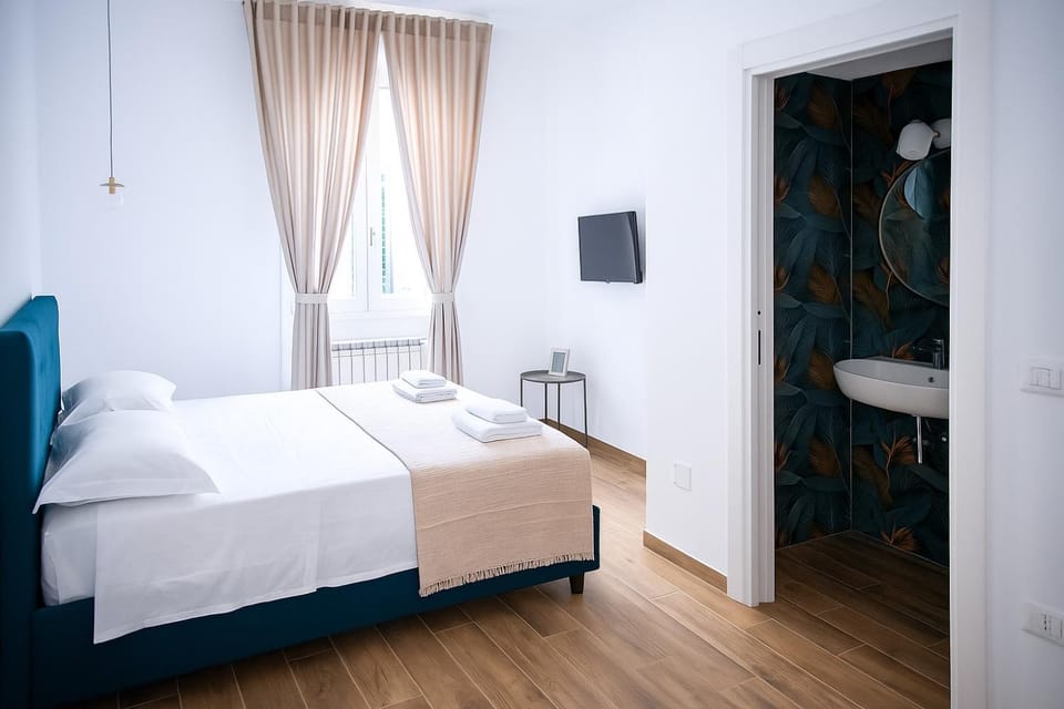 Bed, TV and multimedia, Photo of the whole room, Bedroom, towels