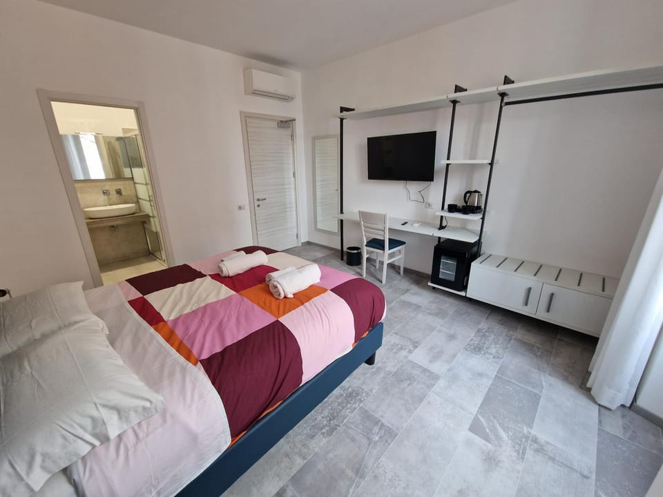 Bed, TV and multimedia, Photo of the whole room, Bedroom, towels
