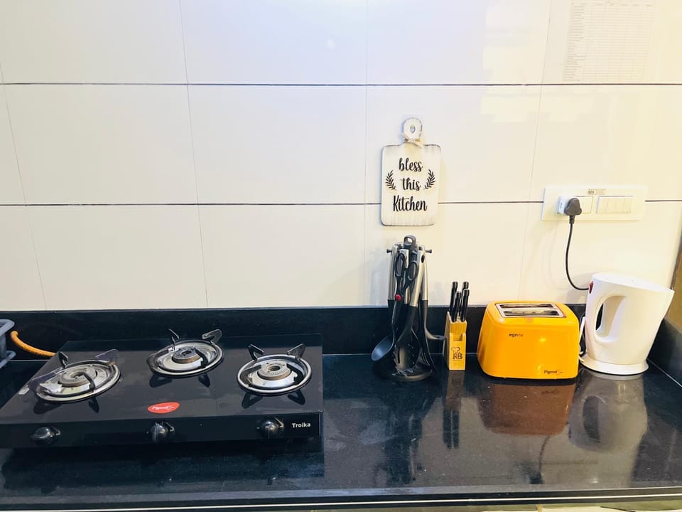 Coffee/tea facilities, Kitchen or kitchenette, stove, toaster