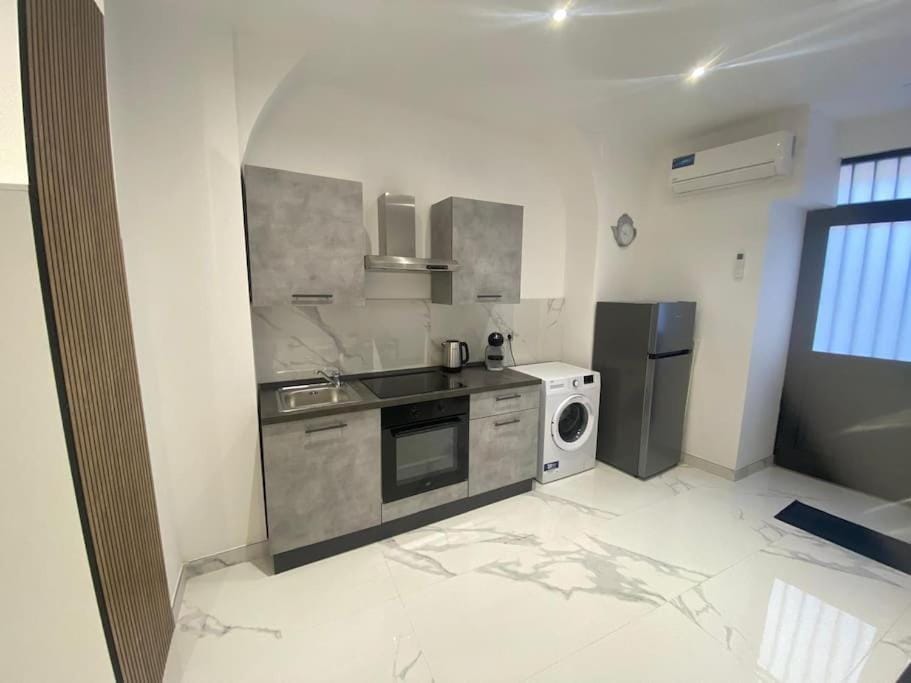 Kitchen or kitchenette, oven, stove, washing machine