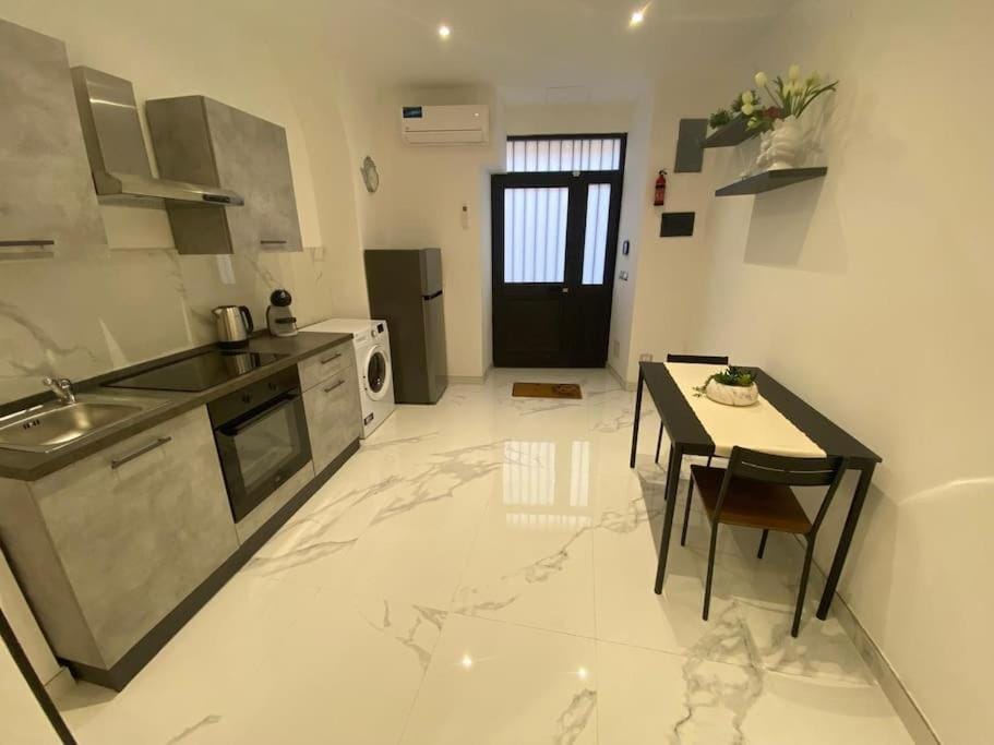 Kitchen or kitchenette, Dining area, oven, stove