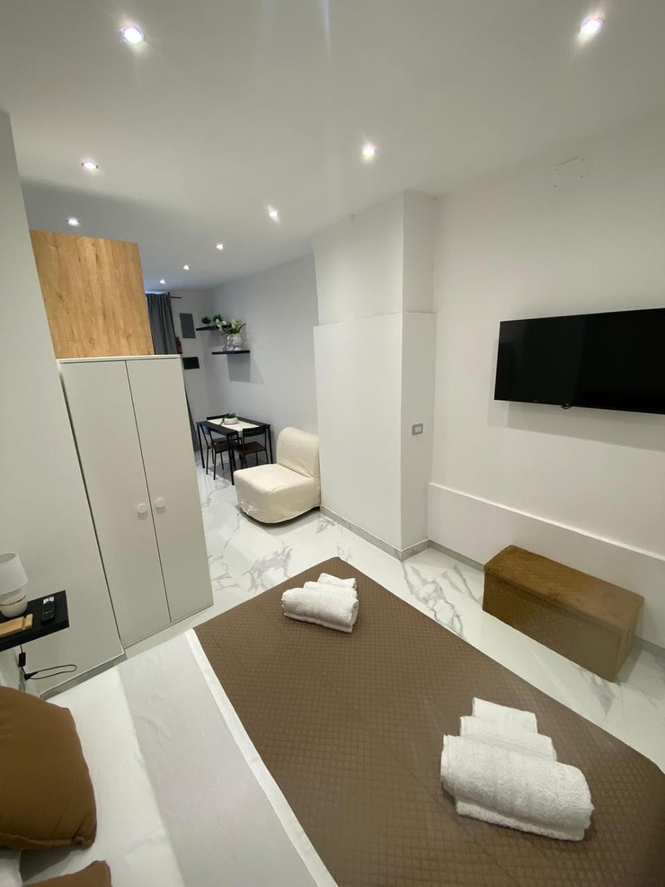 Bed, TV and multimedia, Photo of the whole room, Evening entertainment, Bedroom, towels, wardrobe