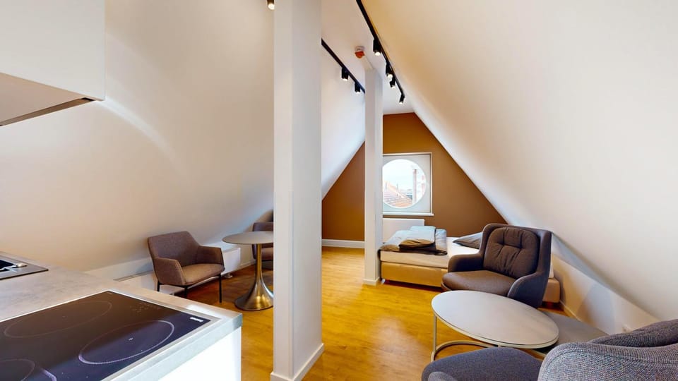 Bed, View (from property/room), Seating area, Dining area, City view