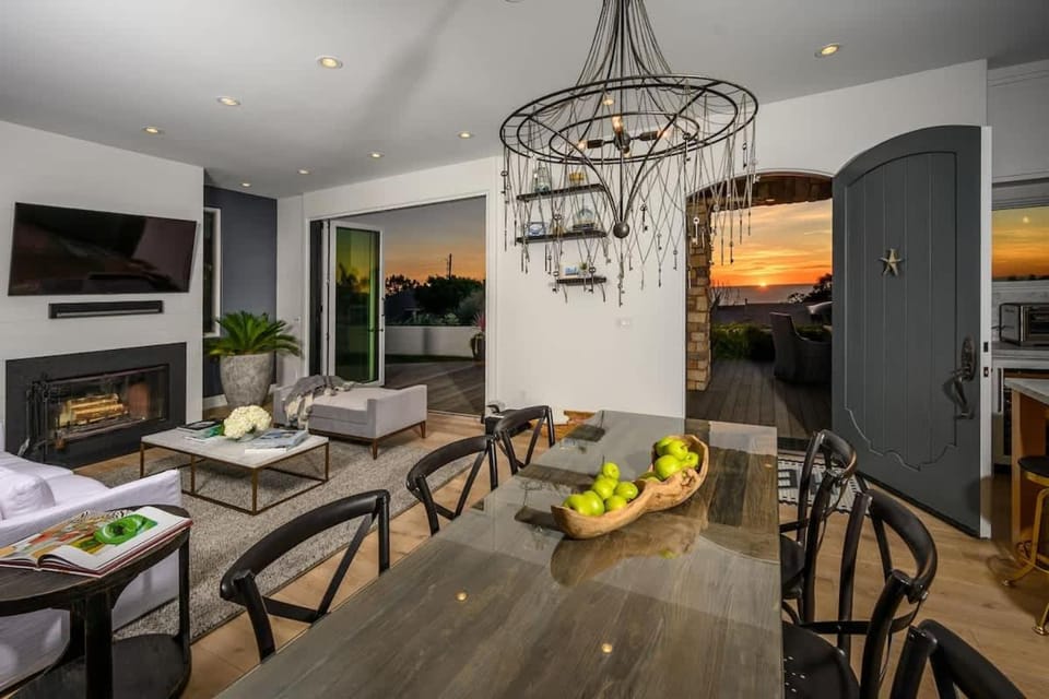 Patio, TV and multimedia, View (from property/room), Balcony/Terrace, Living room, Food and drinks, Seating area, Dining area, Food