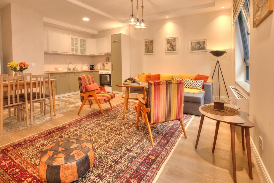 Dining area, kitchen