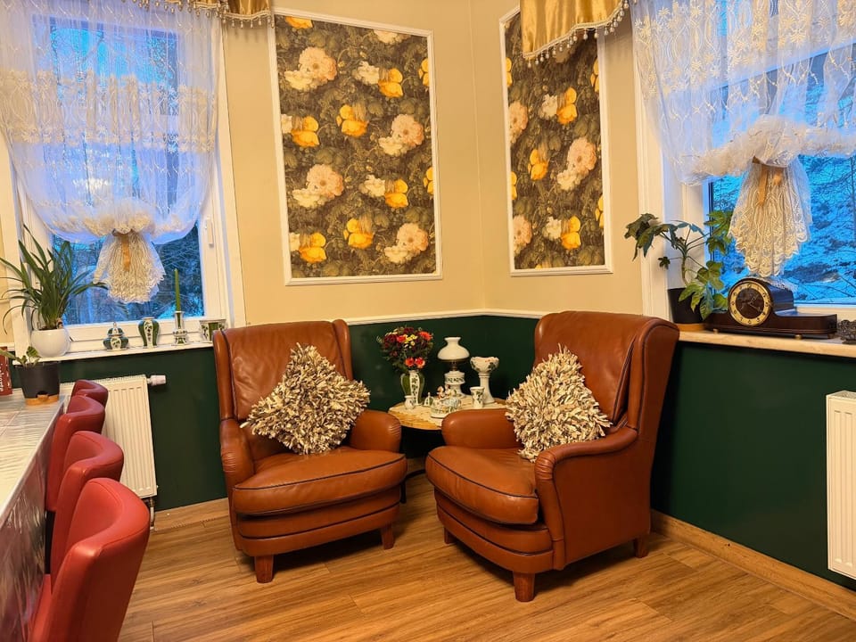 Restaurant/places to eat, Seating area