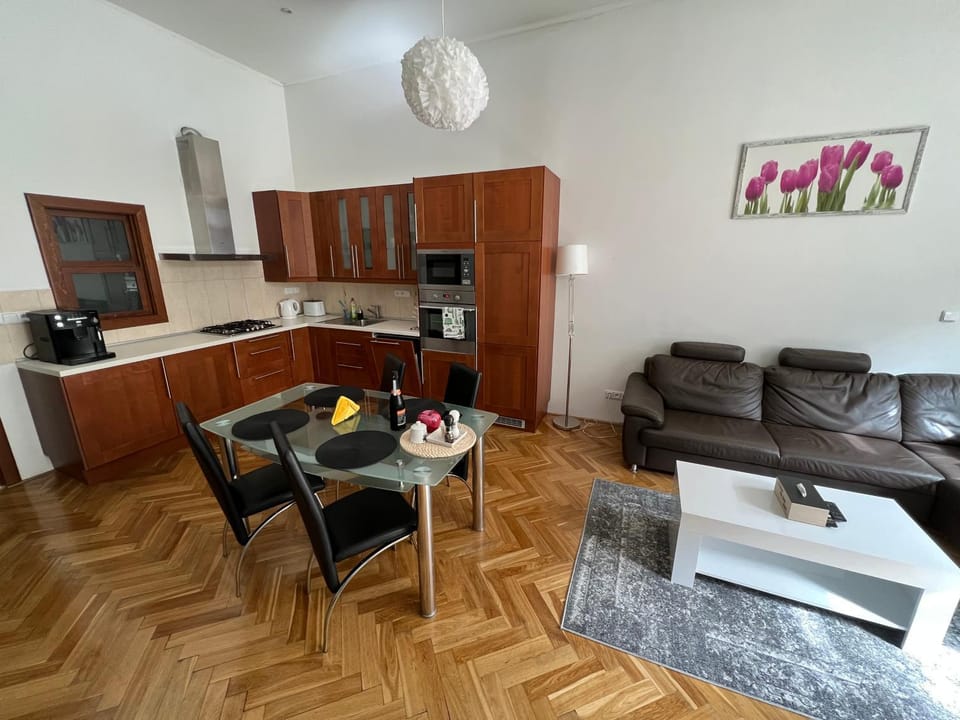 Kitchen or kitchenette, Living room, Seating area, Dining area, minibar, stove