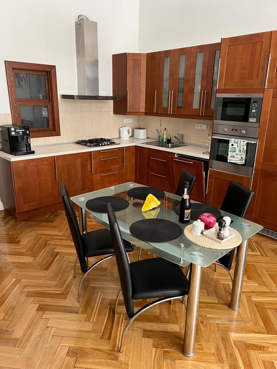 Coffee/tea facilities, Kitchen or kitchenette, Dining area, stove