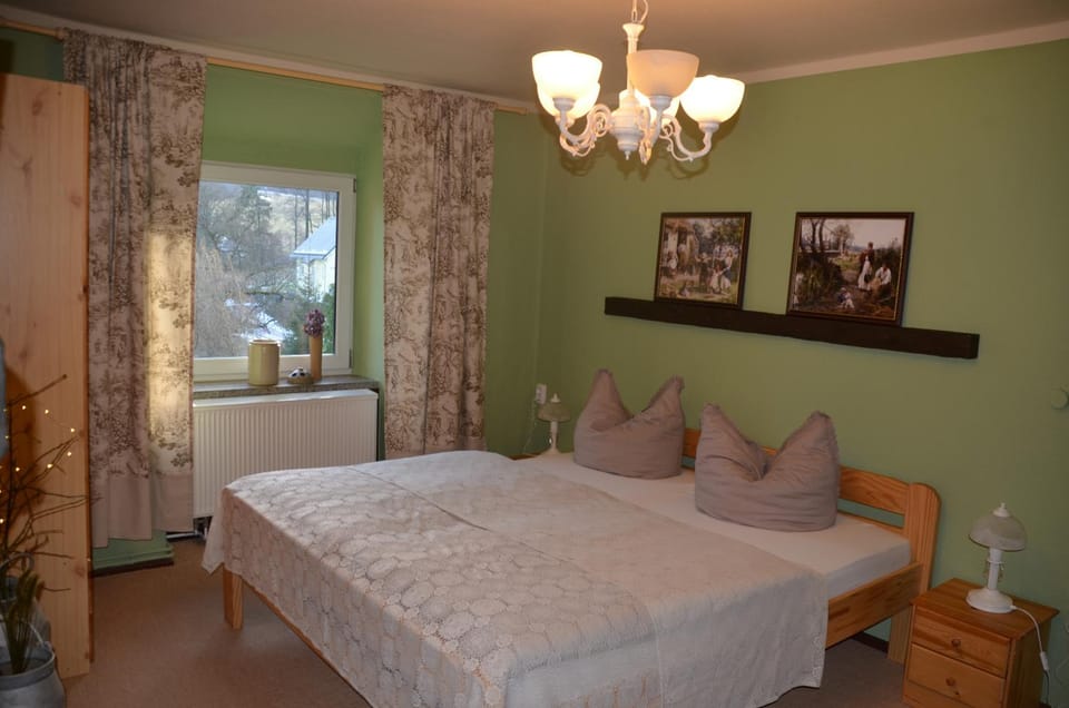 Photo of the whole room, Decorative detail