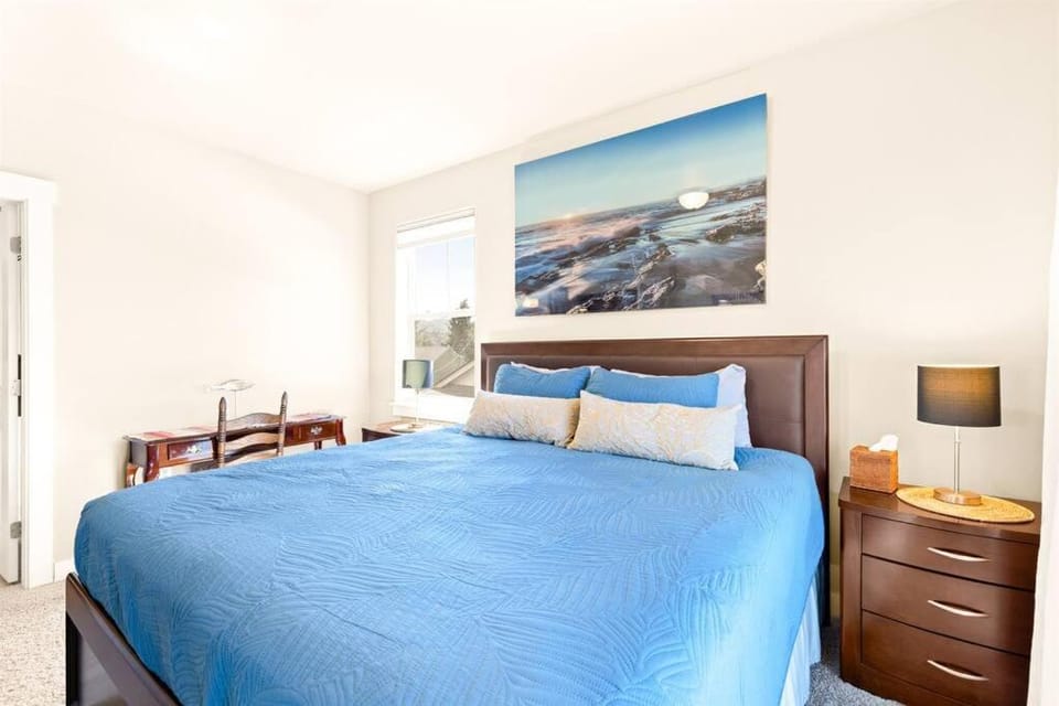 Seaside Waterfront condo walking to downtown and beach Apartment in Seaside