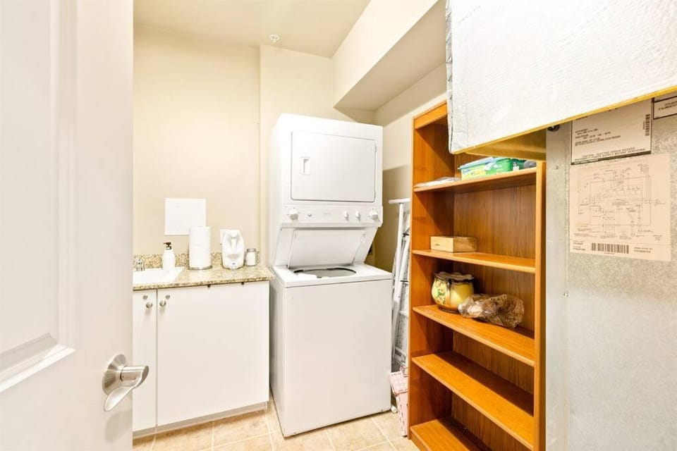 Seaside Waterfront condo walking to downtown and beach Apartment in Seaside