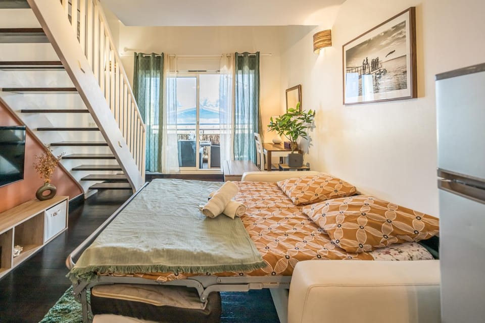Bed, Living room, Seating area