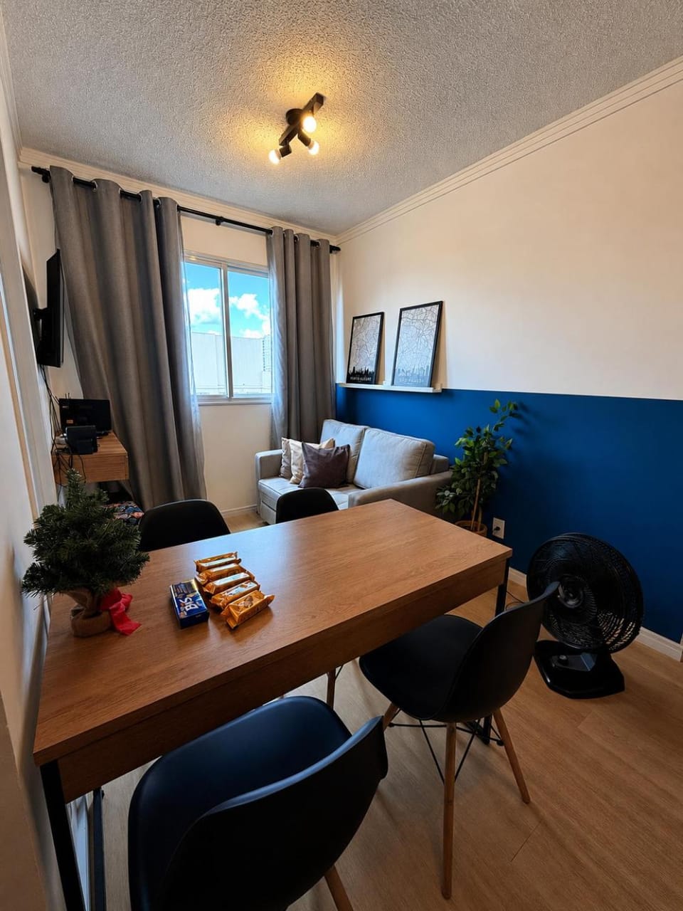 TV and multimedia, Living room, Seating area, Dining area